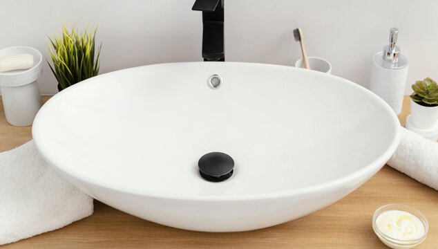 Lavabo en vasque ronde dans une salle de bain rénovée