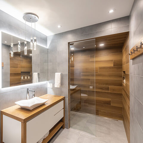 Salle de bain avec murs en bois rénovée avec béton ciré