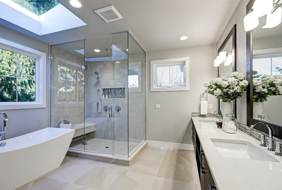 Salle de bain propre et rénovée, douche en verre